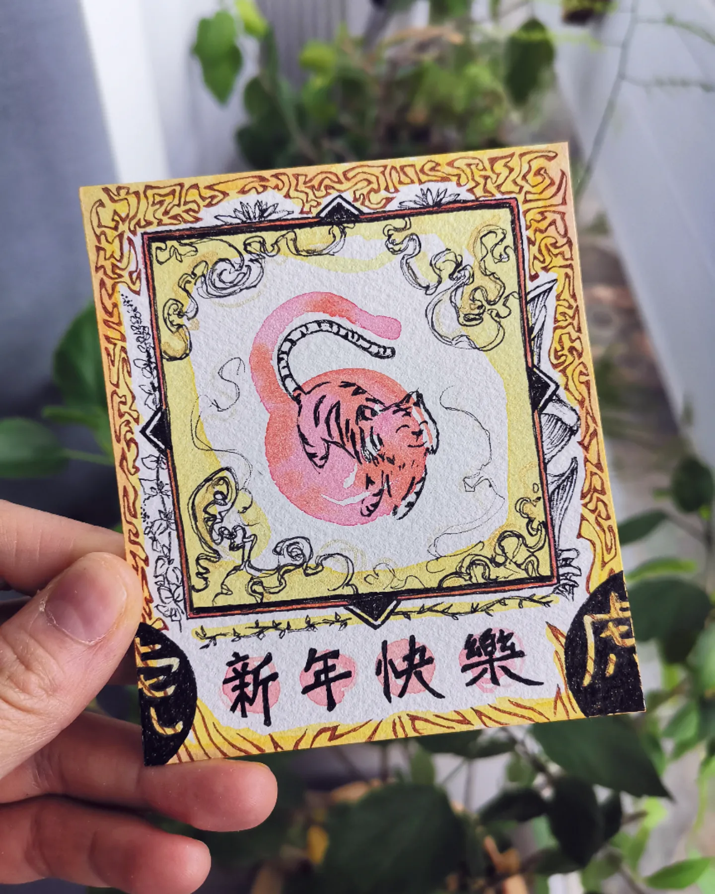 Illustration au stylo et à l'aquarelle d'un petit tigre joyeux sur une carte célébrant la nouvelle année