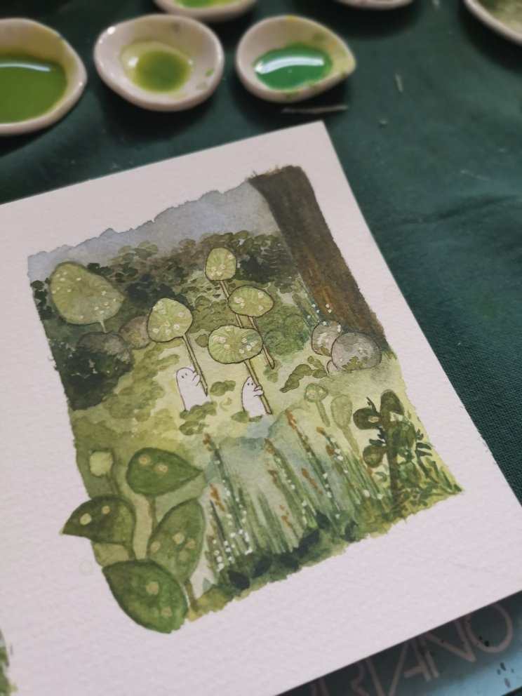 Illustration à l'aquarelle sur des tonalités de verts
    représentant des petits êtres de la nature, des Eskja, au pied d'un
    arbre.