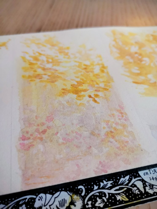 Gros plan sur un début d'illustration à l'aquarelle. On devine les feuilles
dorées de plusieurs arbres et d'une clairière avec différentes teintes de
roses.
