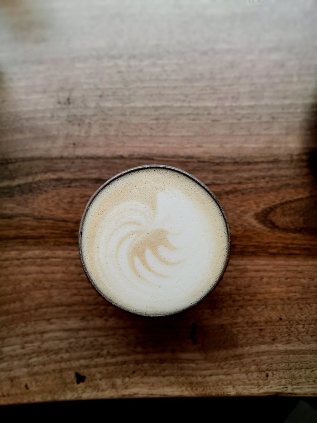 Vue du dessus d'une tasse en céramique avec une mousse de lait dedans
